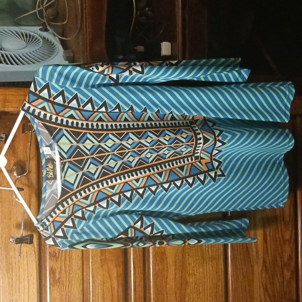 Bob Mackie womens top size is xs